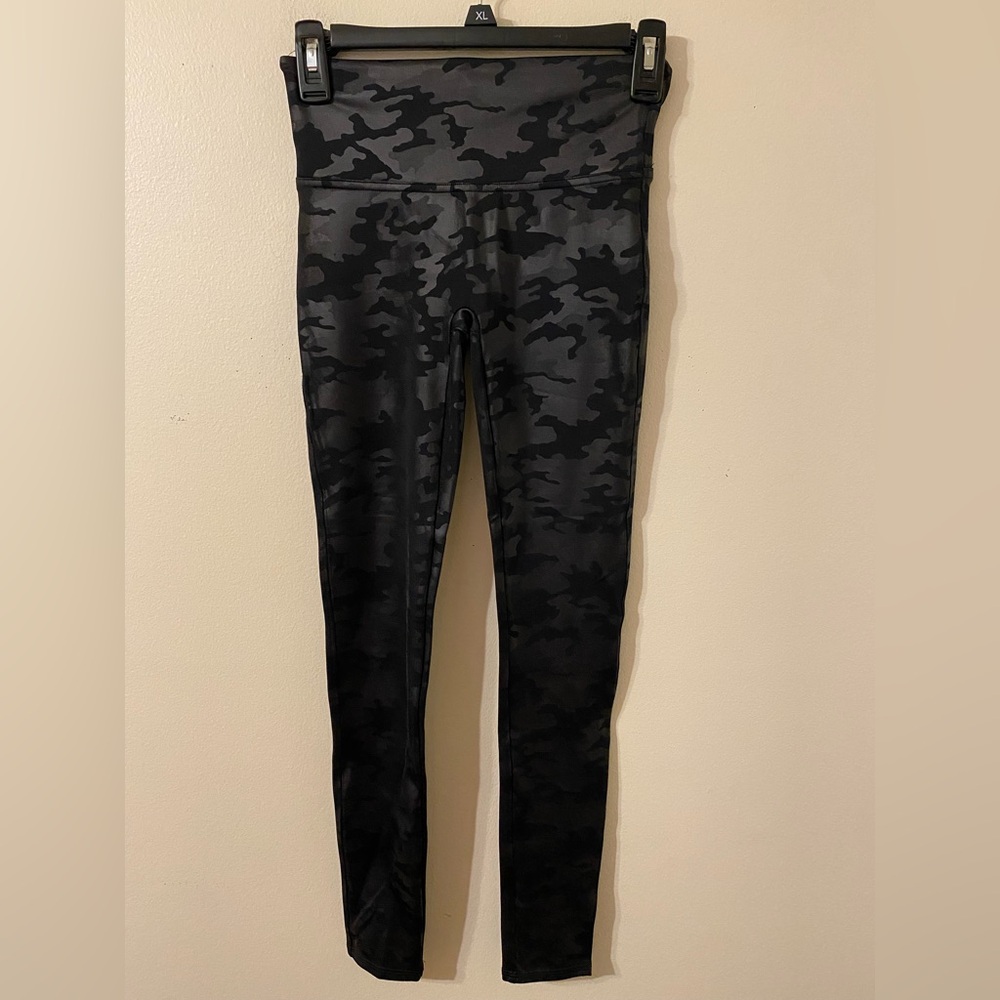 SPANX Faux Leather Camo Black Gray‎ Ankle Leggings Size Small 28" Inseam
